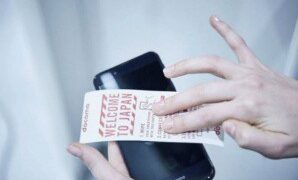Тоалетна хартия за смартфони се появи на летището в Токио