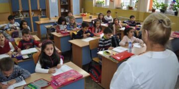 В Бургас студенти и пенсионирани учители влязоха в час, заради недостиг на учители