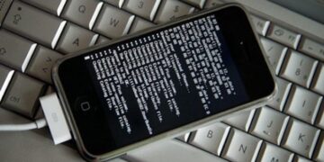 Защо разкодирането на смартфони ставa все по трудно за ФБР