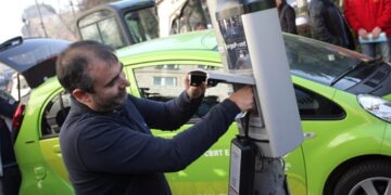 Собствениците на електромобили пропищяха от такса зареждане
