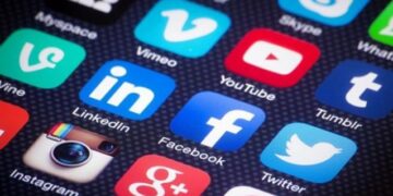 Великобритания ще въвежда закони за борба с вредното съдържание в социалните медии